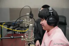 盲人女孩不做推拿却年入百万，觉得自己还不够火，“走在街上还没有人认出我”图片