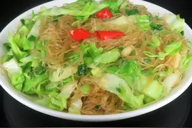 原来包菜炒粉丝要这样做，难怪以前炒粉条老粘锅，技巧全在这里图片
