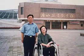 宠妻飞行员照料瘫痪妻子41年：2017年妻子离世，闫志国为妻换军装图片