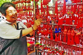7旬大妈心灵手巧做香包，20年捎带挣30万，言说不图挣钱只为传承图片