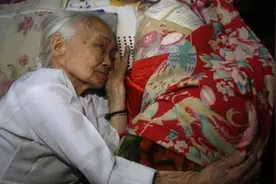 96岁越南老妇，60多年每晚都要抱着日军衣物睡觉，儿子恨之入骨图片