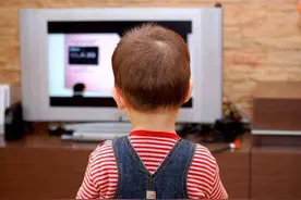 孩子吃饭时总爱跑去看电视？先讲道理再立规矩，轻松"制服熊孩子"图片