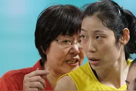 女排胜波兰的尴尬瞬间：李盈莹打脸央视解说，郎平秒杀波兰教练图片
