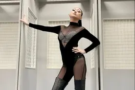 42岁小S近照曝光，穿深V透视装秀事业线，长腿吸睛性感火辣图片