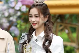 Angelababy杨颖美回颜值巅峰，头戴皇冠像公主，穿衣搭配似未成年图片