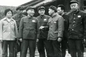 1955年授衔一少将当众撕下肩章，下葬时都不愿穿军装，为何图片