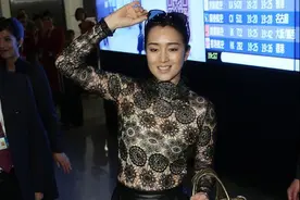 巩俐对自己身材真是有自信，穿紧身装配蕾丝，更显出高级妩媚感图片