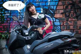 坐在Maxsym 400的小姐姐想啥呢图片