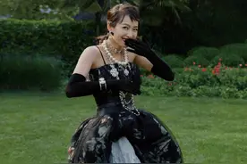 宋茜化身法式女郎演绎宫廷风，戴礼帽涂红唇精致优雅图片