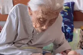 山东一百岁太姥姥与外孙“世纪会面”，老人抚摸孩子的动作太细节图片