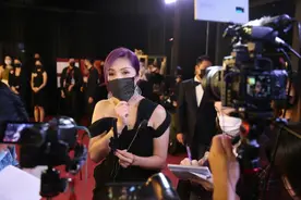 何超琼携密友俞琤现身百亿富豪晚宴，众人戴定制版防疫口罩保安全图片