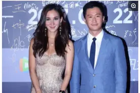 《战狼2》卢靖姗穿了一款全透明的裙子，吴京羞得不敢看她图片