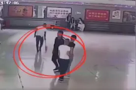 3名男子旱冰场内猥亵女孩，还不承认？现场视频曝光图片