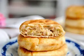 教你营养美味的酸菜羊肉馅饼，咬一口满嘴香，隔壁孩子馋得不行图片