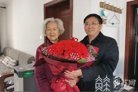 真“女神”！100周岁巾帼英雄收到“00后”大学生的暖心礼物图片