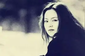 她是高晓松、汪峰前女友，27岁离世，她身后是半部音乐圈的风流史图片
