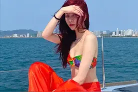 看她这一头红发，不就是现实版的人鱼公主吗图片