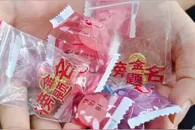 商丘高三最后一节课，老师做盲盒学生抽祝福，全班一起唱歌告别图片