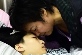 母亲目送女儿离世：女儿却笑着说，来世我还当你的女儿图片