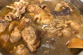 福建人吃鸭肉真有一套，跟牛鞭一起炖，香醇滋补，下酒下饭都不错图片