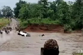 印军运兵大巴车翻进河流，数十名印军被淹：拼命打碎车窗逃生图片