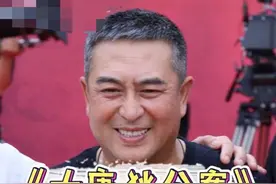 51岁张嘉译现身横店拍新戏，一头白发显憔悴，身体问题让人担忧图片