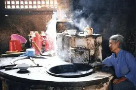 农村土灶，不用电和气，却被专家要求拆除，老农4句话反问专家图片