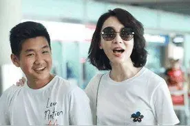 陈数携继子走机场，两人亲密搂肩关系好，陈数打扮清爽显年轻图片
