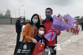 “我感觉都半年没见到爸爸了！” 逆行英雄的小家终于等来了团圆饭图片