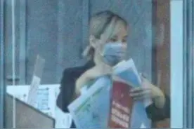 铁肺女王近况太落魄？因做销售卖房端茶送水被嘲，现又要卖化妆品图片