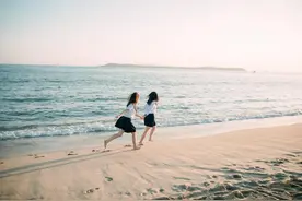 和优秀的人同行，和靠谱的人共事，和懂你的人相处图片