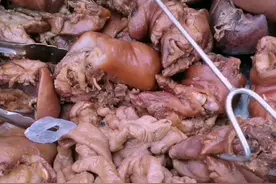 山东大哥率先降价卖猪头肉，20元一斤，半天卖300斤，惹同行眼红图片