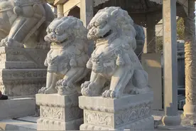 大门口摆放石狮子的寓意图片