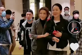 61岁倪萍暴瘦！走路踉跄获朱迅搀扶，身体状态惹网友担忧图片