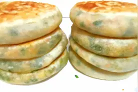 韭菜馅饼的新做法，一擀一卷，两手一压，皮薄馅多，吃的过瘾。图片