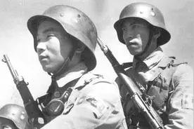 战斗间隙，一个日本兵到河边洗水果，遇到一名洗澡的中国兵图片