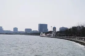 滴水湖畔春意浓图片