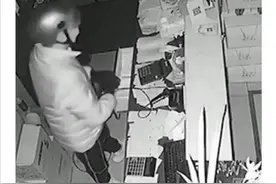 江苏南京：奇葩！男子2次盗窃老东家偷走监控主机图片