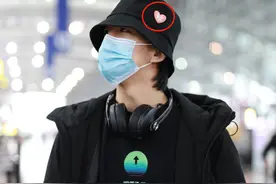 黄子弘凡现身机场，愈发成熟沉稳的少年，连渔夫帽都是爱心形状图片