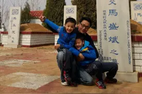 59岁马景涛回辽宁祭祖，一家八口其乐融融聚餐，与故乡情难割舍图片