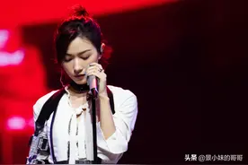 《乘风破浪的姐姐》万茜侠女风范：一袭飘逸白衣，难掩闪闪发光图片