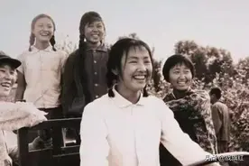 搭乘拖拉机，同行妇女笑：别看你是当兵的，你有点笨图片