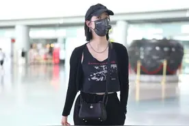 欧阳娜娜这次没穿好，薄背心配紧身针织衫，胳膊都被衬粗了图片