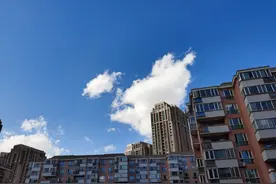 低头走路与抬头看天图片