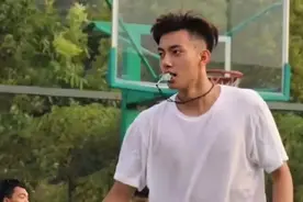 “超帅高中体育老师”火了，男女生都沉迷拍照，家长：该去教初中图片