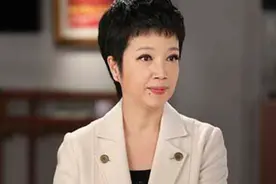 从央视主持人，到23年只饰演周总理夫人，黄薇因4次意外改变命运图片