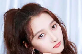 关晓彤的甜美系穿搭，青春少女感十足图片