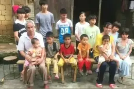 72 岁老人与小30岁妻子21年生了15个孩子，走亲戚包了一辆中巴车图片