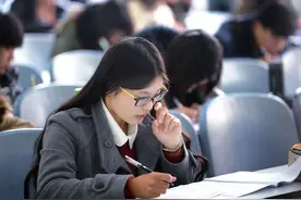 大学英语四六级考试，若没达到标准分数，之前的努力就功亏一篑图片