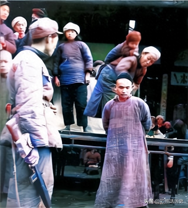 一组1951年真实斗地主场景的老照片,图九分到土地的贫农笑容满面